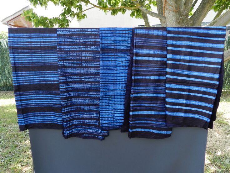 Pagnes lepi indigo du Fouta Djallon séchant au soleil